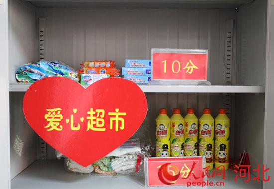 复兴区百家村街道开展志愿服务积分兑换小礼品活动。杨子仪摄