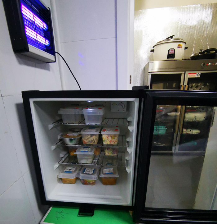 2月25日，贝尔安亲南湖小学分校厨房的食品留样柜。 徐文智/摄