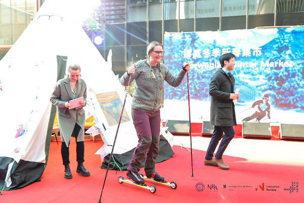 挪威驻沪总领事Lise Nordgaard展示北欧冰雪运动