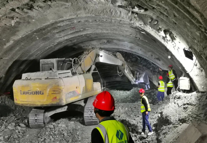 施工队开始钻通隧道“最后一米”