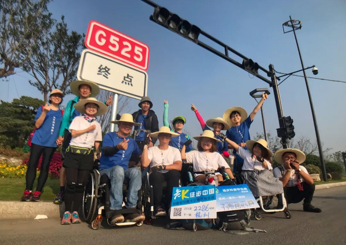 毛毛（后排右三）参加“罕行中国”活动，徒步科普多发性硬化