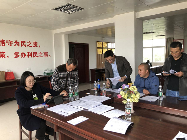 广发银行重庆分行工作人员主动赶往铁山镇收集资料并现场开卡。