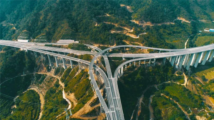 纵横交错的建个元高速公路  