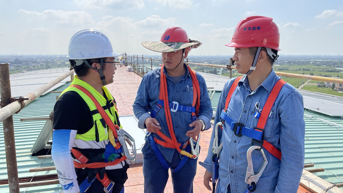 　　太仓电厂安监部人员深入龙腾项目施工现场开展安全检查。