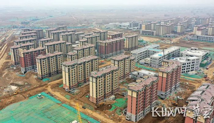 航拍雄东片区A单元安置房及配套设施一标段项目现场。长城网·冀云客户端记者李泽凯 摄