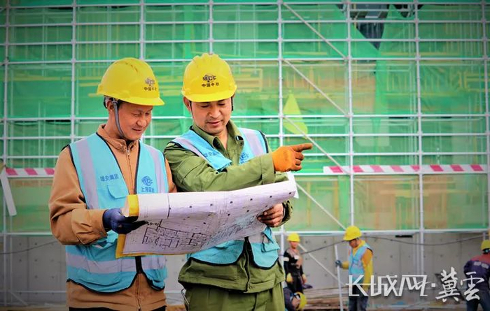 雄东片区A单元安置房及配套设施一标段项目施工现场。鲁守龙 摄