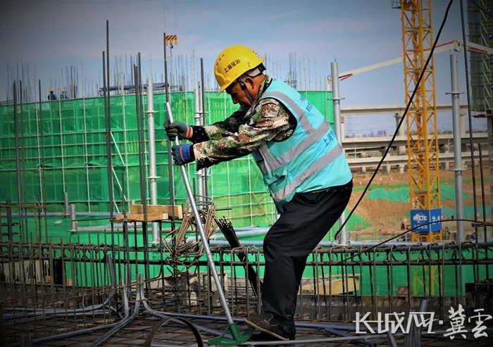 雄东片区A单元安置房及配套设施一标段项目施工现场。鲁守龙 摄