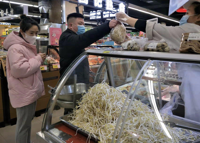 消费者在购买豆芽。李建／摄