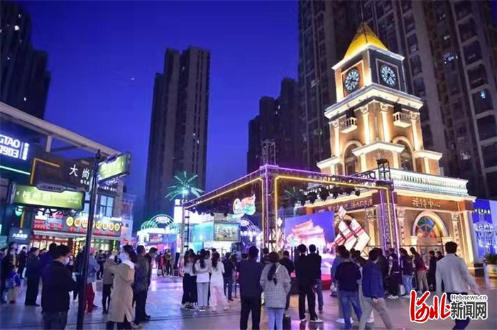 裕华区万达火车头步行街。 裕华区委宣传部供图