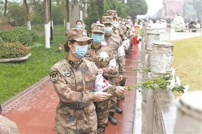 2021年11月27日，“红岩医疗队”队员到歌乐山烈士陵园献花悼念。张寒微摄