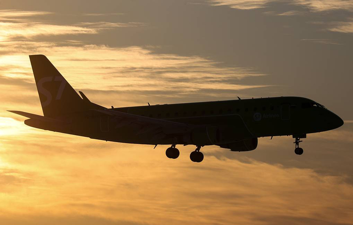 一家俄罗斯航空飞机在夕阳中飞行。