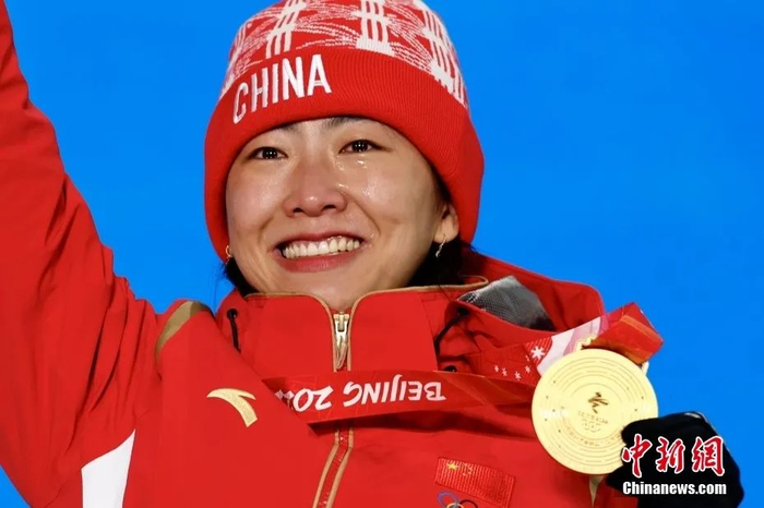2月15日，冠军中国队选手徐梦桃在奖牌颁发仪式上。中新社记者 富田 摄
