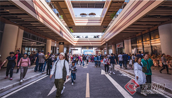  王府井滇池小镇熙熙攘攘的人群 供图