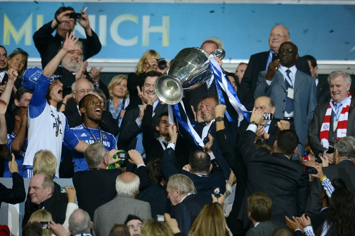 阿布捧起欧洲冠军杯 图片来源：视觉中国