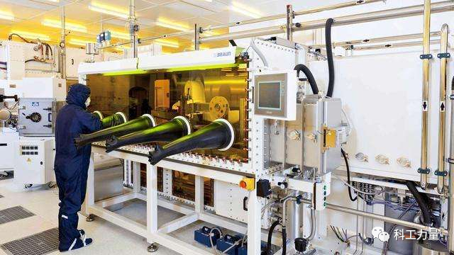 （图为OLED的生产车间）