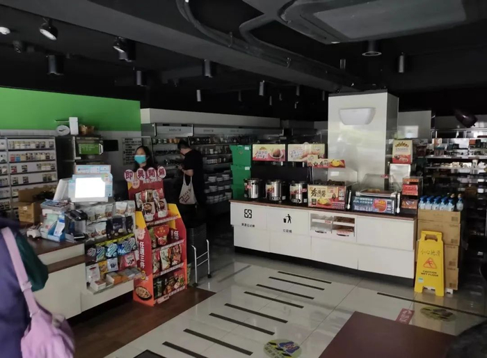 台湾停电的便利店。图片来源：央视新闻