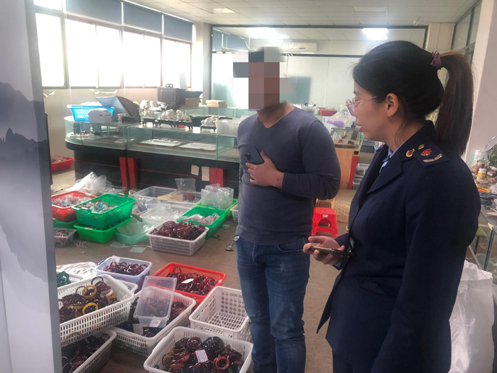 执法人员到商家调查。蔡竞摄