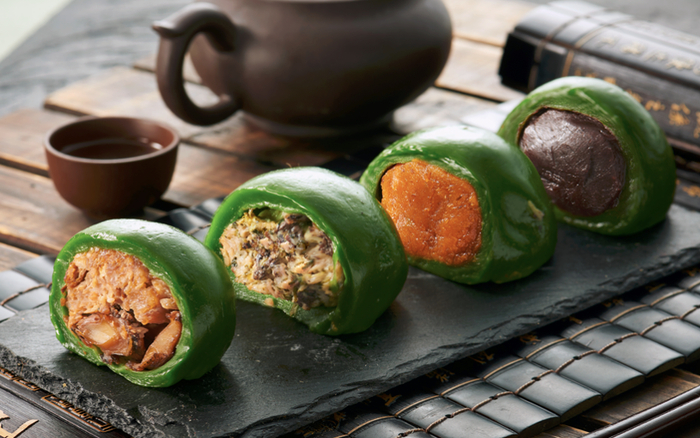 图说：鲍鱼陈皮猪肉、黑松露菜肉、咸蛋黄肉松、传统豆沙青团（由左至右）