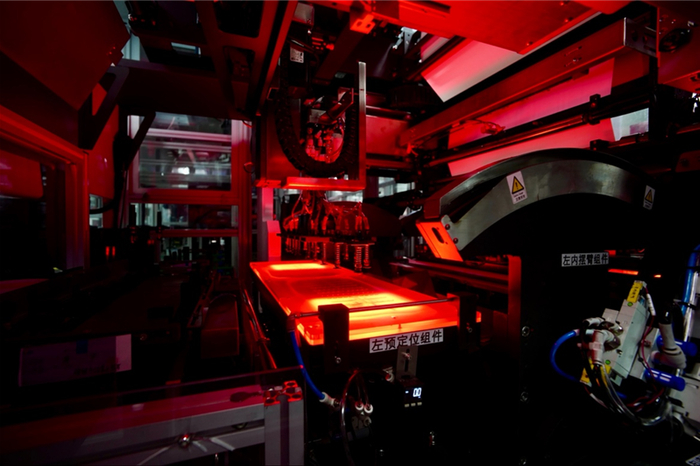 　　蜂巢能源超高速叠片机