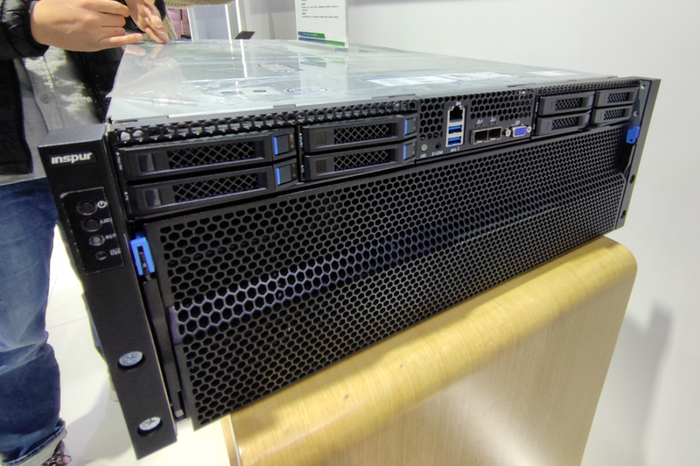 某型号服务器正面视角