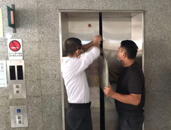 停电后，台民众被困电梯&nbsp; 图源：台媒