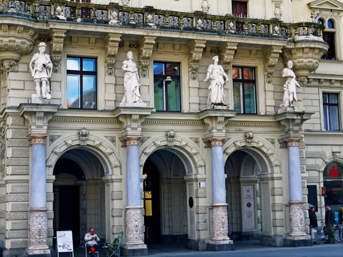 市政厅大门上的四座雕像，分别象征艺术、科学、贸易与技术。