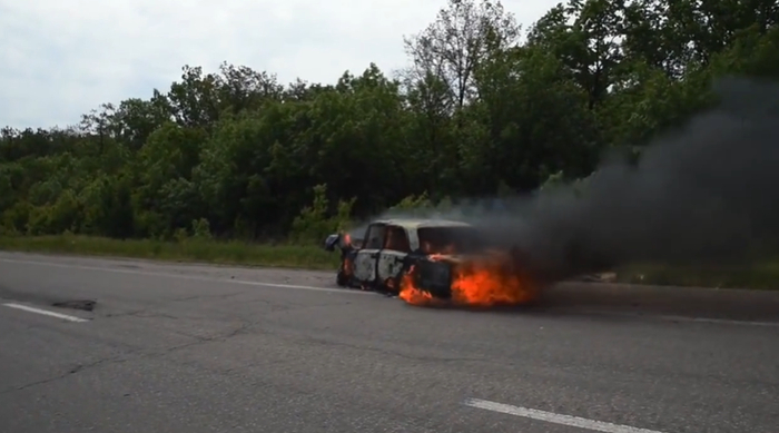 路边燃烧的汽车