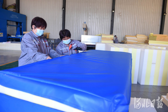 近日，河北省定州市天华体育用品有限公司工人在短道速滑防护垫生产车间工作。河北日报记者赵永辉摄