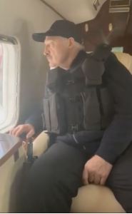 　　·在返回官邸的途中，身穿防弹背心的卢卡申科命令飞机尽量低空飞行，以更好地看清明斯克示威抗议者。（资料图）