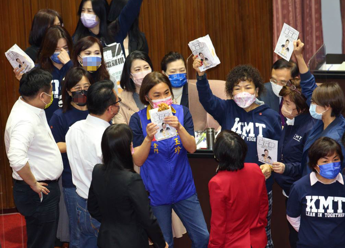 国民党民意代表要求王美花（后排中）下台负责