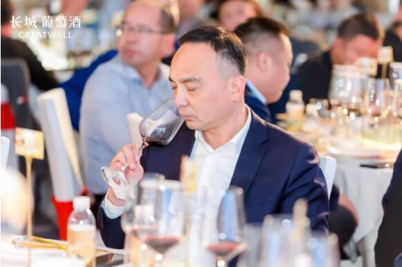 　　现场来宾品饮长城葡萄酒