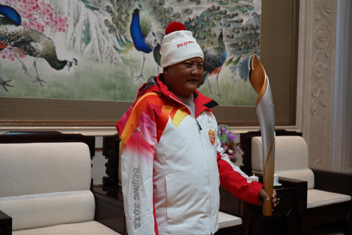 张顺东将火炬带回昆明 期俊军 摄