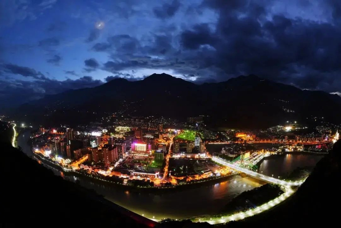 西岸的夜 杨春何 摄