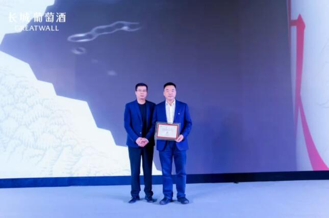 　　左：刘学军先生；右：杜伟群先生