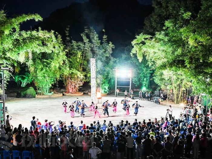 丘北县普者黑仙人洞村篝火晚会现场。谢思思 陆有乐 摄