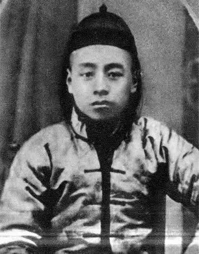 周恩来12岁时刚到东北读书时的照片