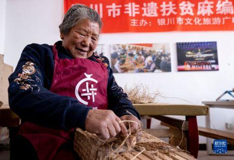 　　在宁夏银川市月牙湖乡滨河家园四村非遗麻编手工坊内，村民任巧玲在用汉麻编包（3月4日摄）。　　新华社记者 杨植森 摄