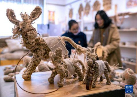　　这是宁夏银川市月牙湖乡滨河家园四村非遗麻编手工坊的展示厅内展示的麻编作品（3月4日摄）。　　新华社记者 杨植森 摄