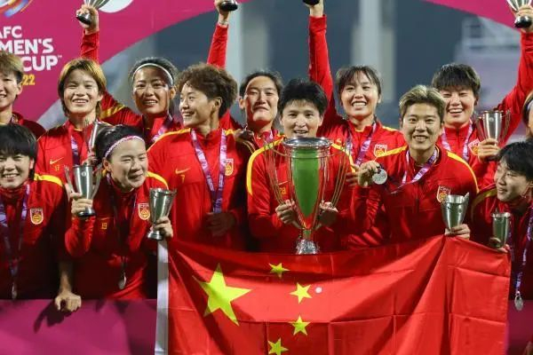 王珊珊捧起女足亚洲杯冠军奖杯。CFP 图 