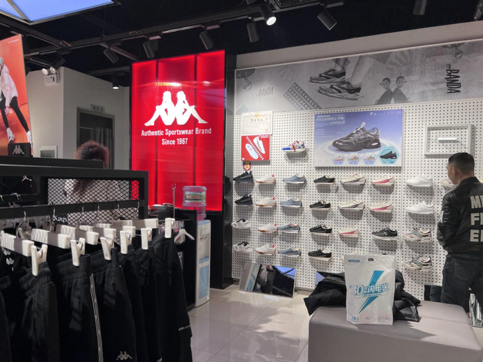 （Kappa门店，图/《财经天下》周刊 摄）