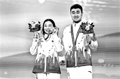 3月5日，朱大庆（左）和她的引导员闫寒寒在颁奖仪式上