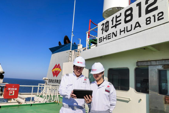 在渤海航行途中的国家能源集团航运公司神华812轮，海员用移动设备收看开幕会。李晓云 摄