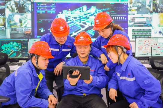 国家能源集团新疆公司洗选中心青年党员带头组织员工观看开幕会。姚煜峰 摄