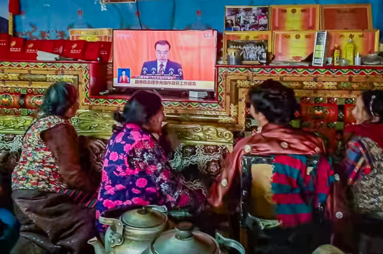 在海拔4700米的西藏那曲市聂荣县聂荣镇扎西居委会，国家能源集团驻村干部组织藏族居民在家观看开幕会。索朗扎西 摄