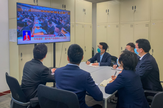 国家能源集团龙源电力中能公司员工观看开幕会。冯国宇 摄