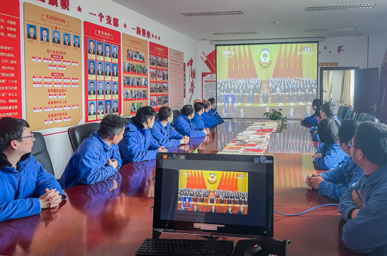 国家能源集团重庆公司万州电厂设备维护党支部党员、员工集体观看开幕会。刘越摄
