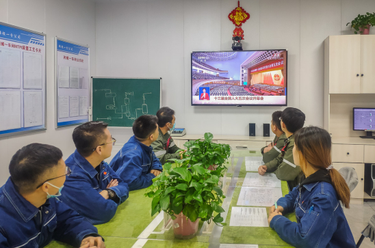 在国家能源集团宁夏煤业烯烃一分公司基层车间，一线班组员工利用休息空隙观看开幕会。赵寅 摄