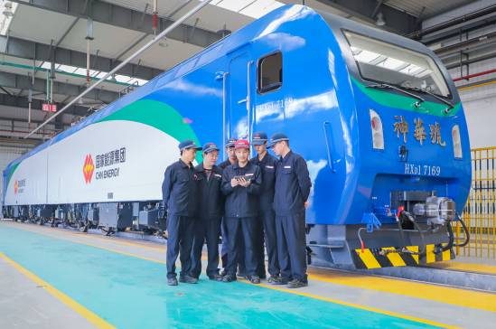 国家能源集团铁路装备沧州分公司一线员工在工作空隙，利用手机观看开幕会。齐千国 摄