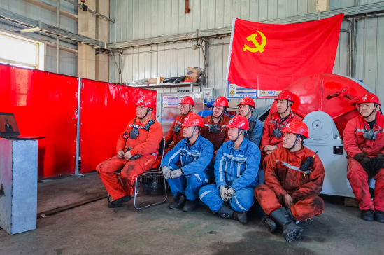 在国家能源集团神延煤炭西湾露天煤矿，优秀班组集体组织观看开幕会。张磊磊 摄