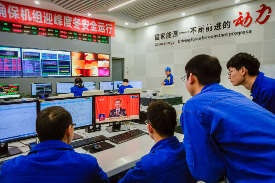 在四川省首台2x100万千瓦机组火电厂——国家能源集团四川天明公司，运行部当值巡检人员利用休息时间观看开幕会。王婧 摄